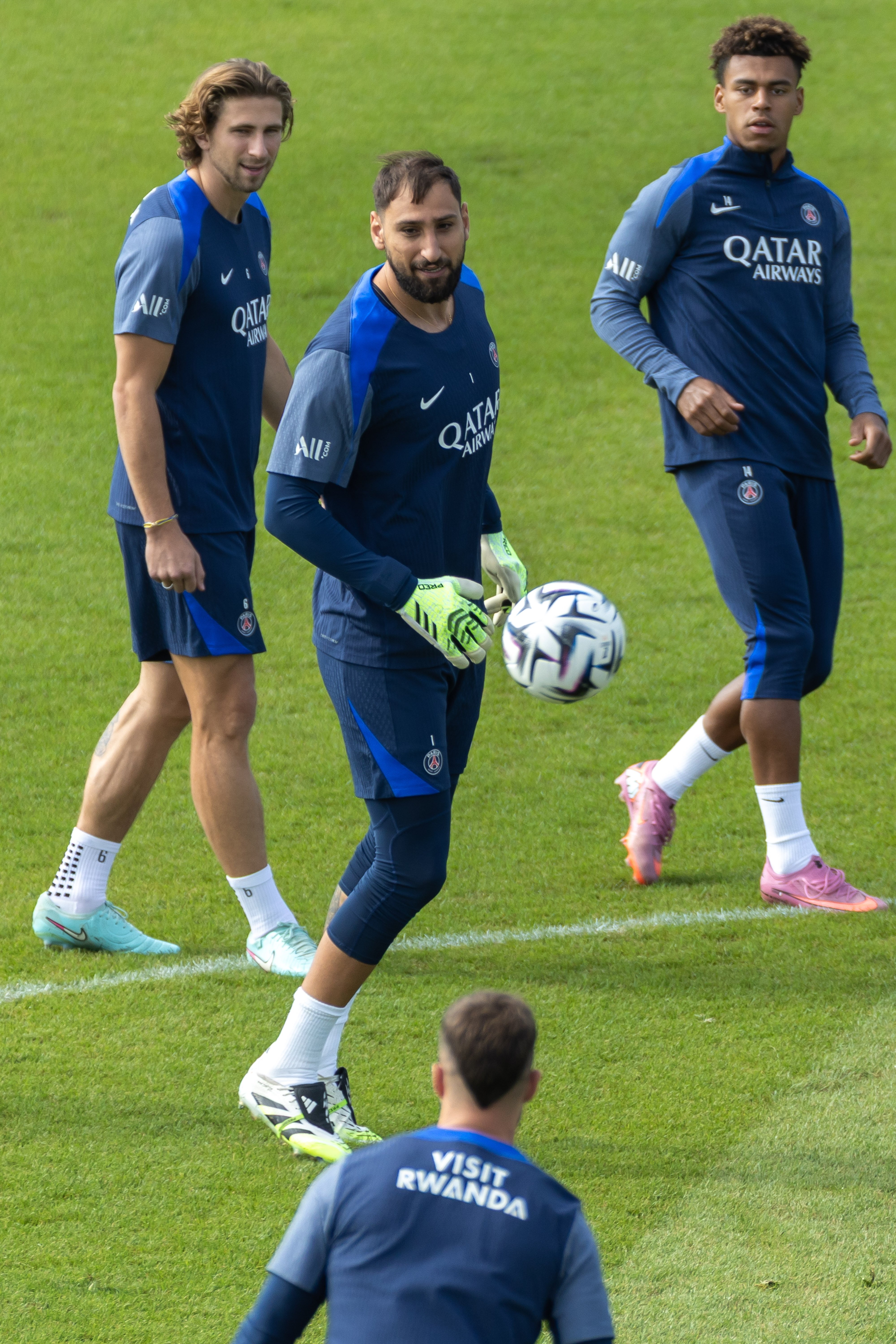 包含窗口期巴黎圣日耳曼备战英超，防线松动细节曝光，气氛紧张，训练强度明显提升的词条-九游体育下载