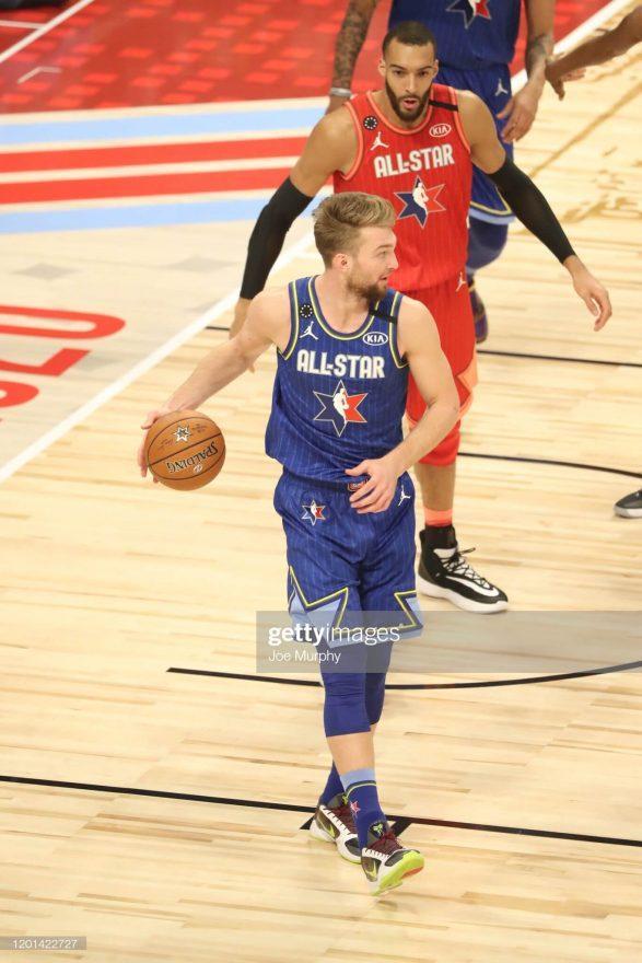 包含全明星赛今夜走向成谜，芝加哥公牛豪取连胜，引发热议，更衣室氛围转暖的词条